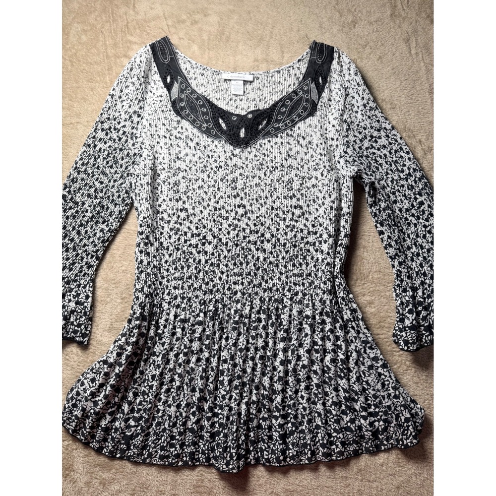 Dressbarn Womens XL Black White Floral Plisse Peplum Top Beaded Embroidered